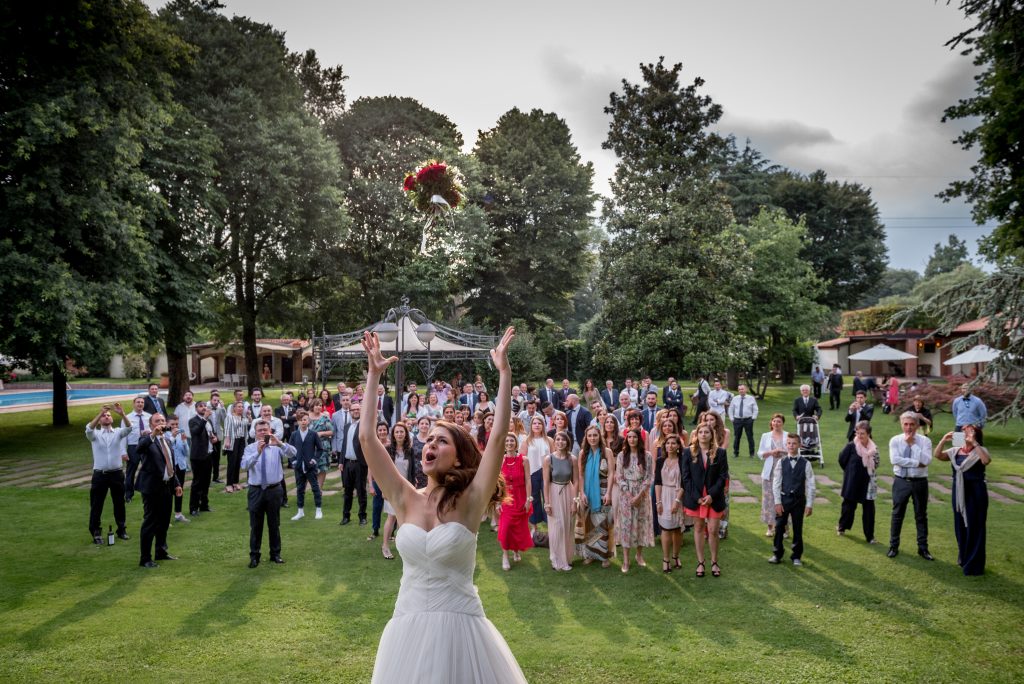 Fotografia dinamica di matrimonio a Milano con lancio del bouquet