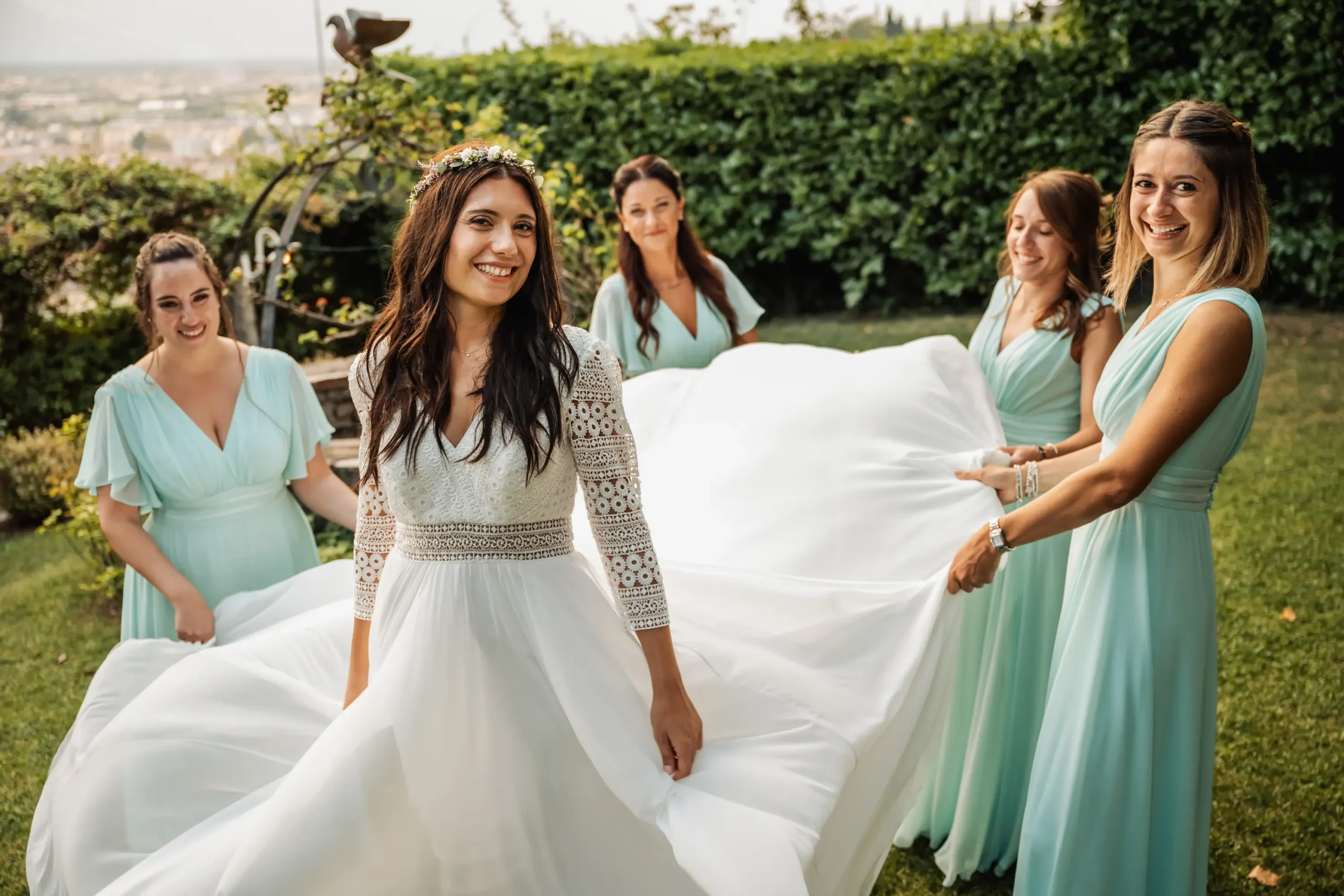 Fotografia di matrimonio: la sposa insieme alle sue damigelle sorridenti