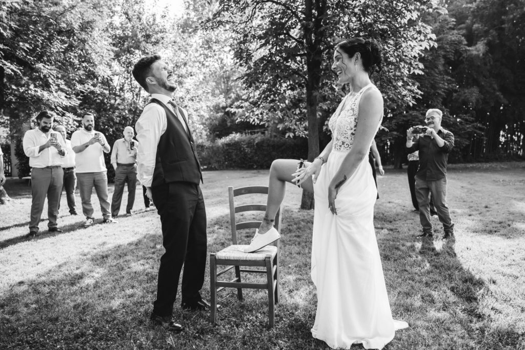 Sposi giocano al matrimonio, fotografia di Stefano Pedrelli