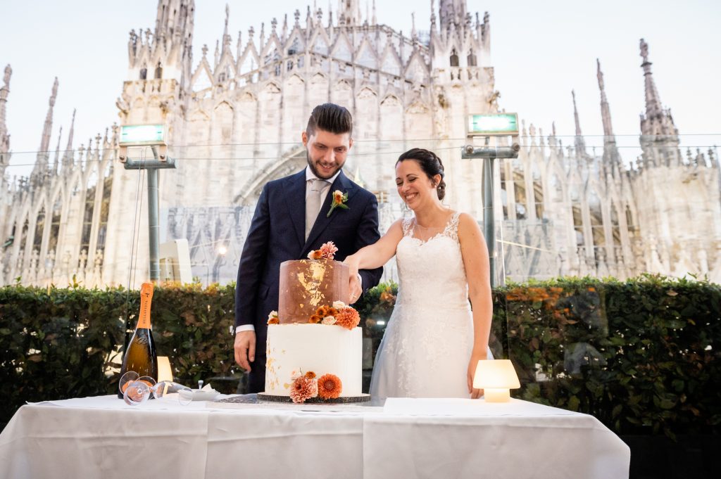 Sposi al taglio della torta nella Terrazza della Rinascente a Milano