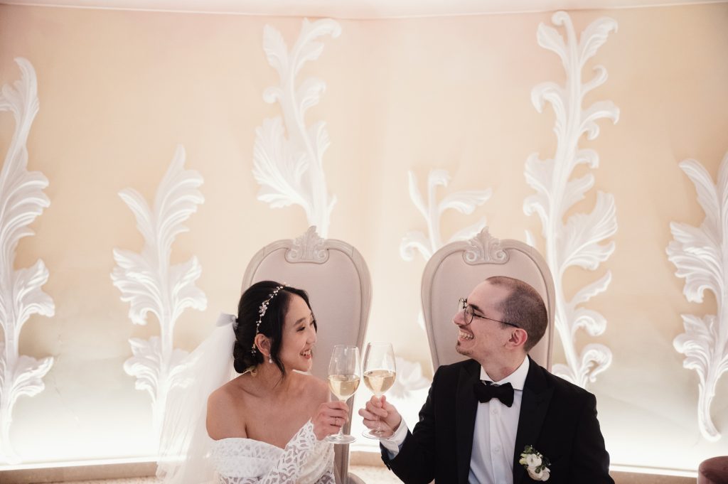 Sposi brindano all'hotel Chateau Monfort di Milano