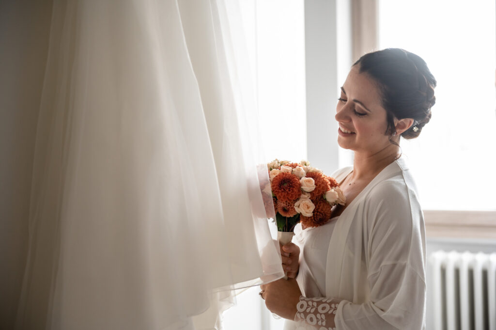 Sposa guarda il vestito prima del matrimonio, fotografata da Stefano Pedrelli