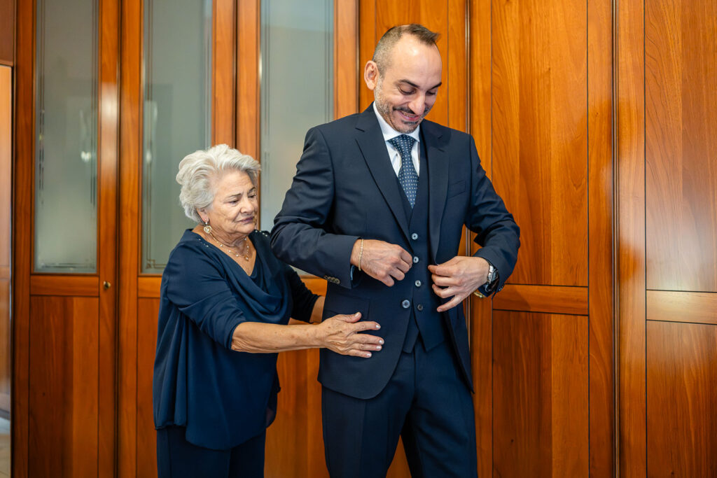Sposo con parente, fotografato da Stefano Pedrelli