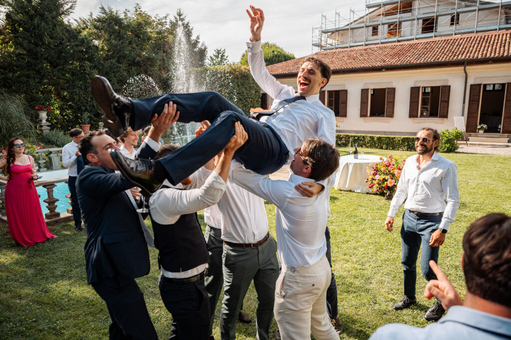Sposo sollevato dagli invitati, fotografato da Stefano Pedrelli