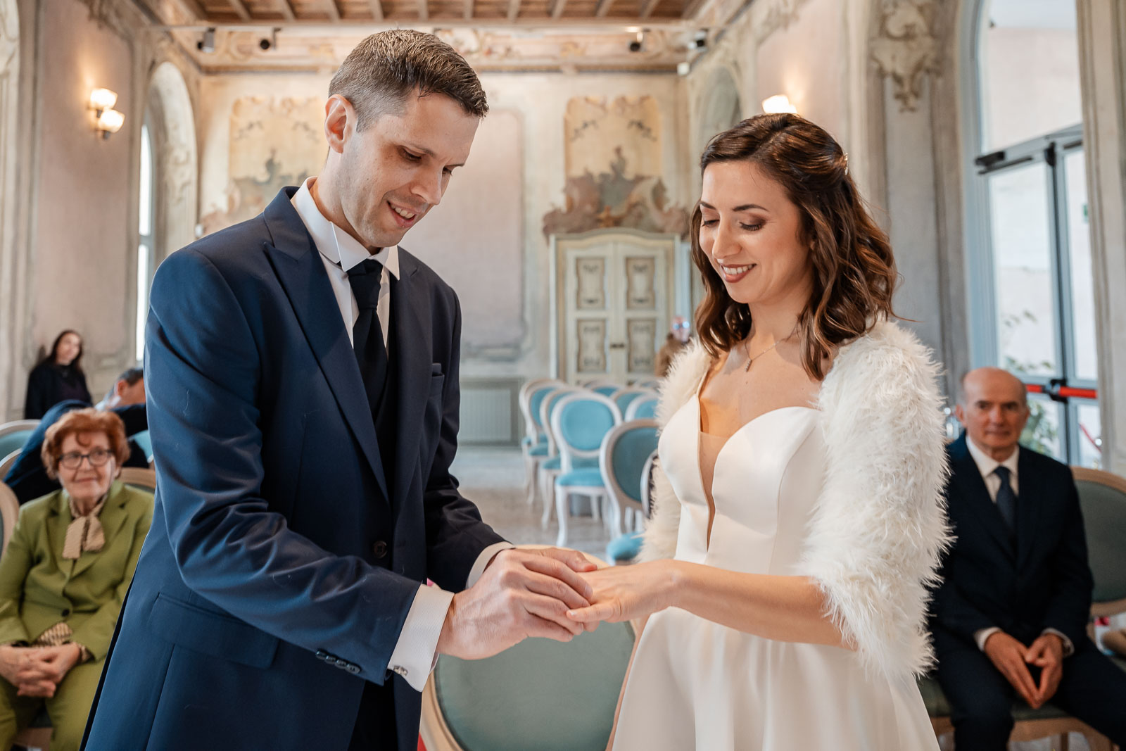 Valentina e Daniele nella sala dei matrimoni a Villa Litta (Milano), fotografato da Stefano Pedrelli