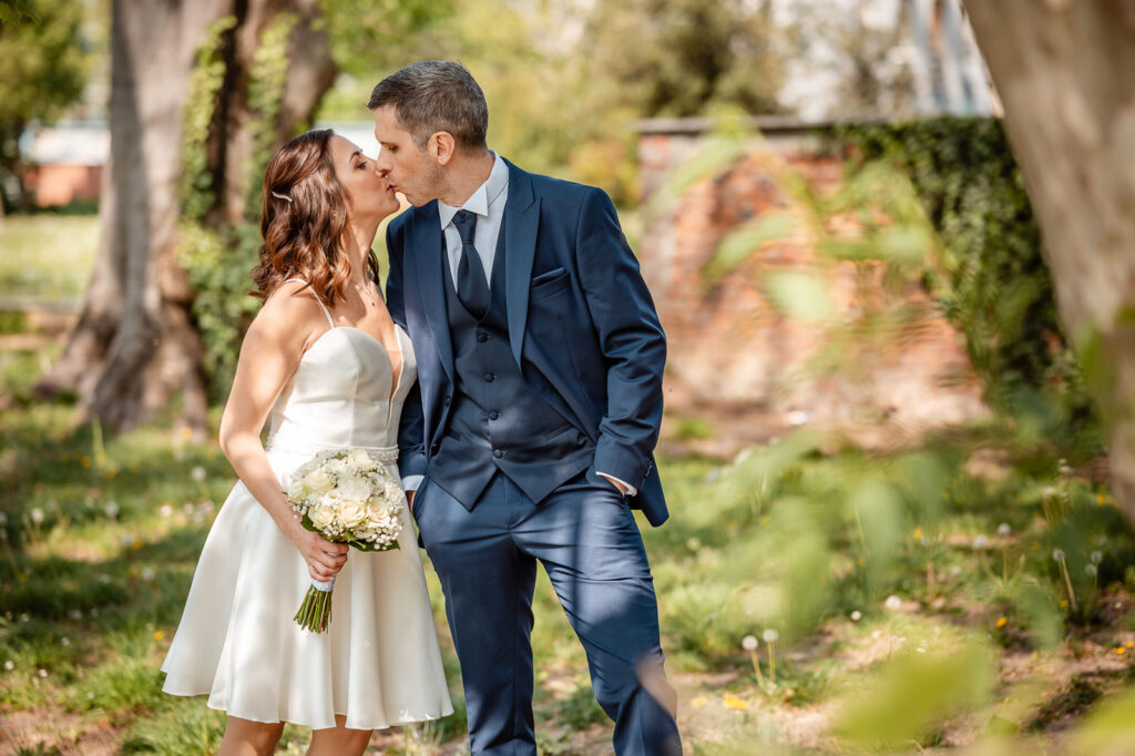 Valentina e Daniele si baciano nel parco di Villa Litta Modignani, fotografati da Stefano Pedrelli.