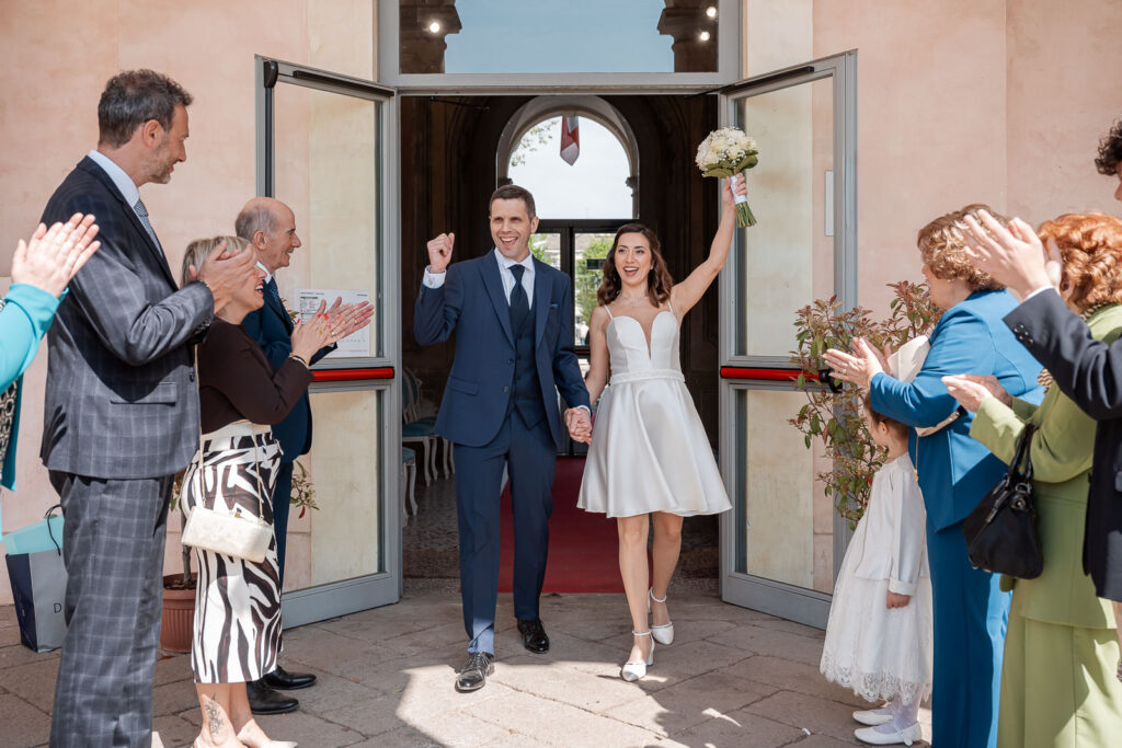 Valentina e Daniele all'uscita dalla sala matrimoni di Villa Litta a Milano