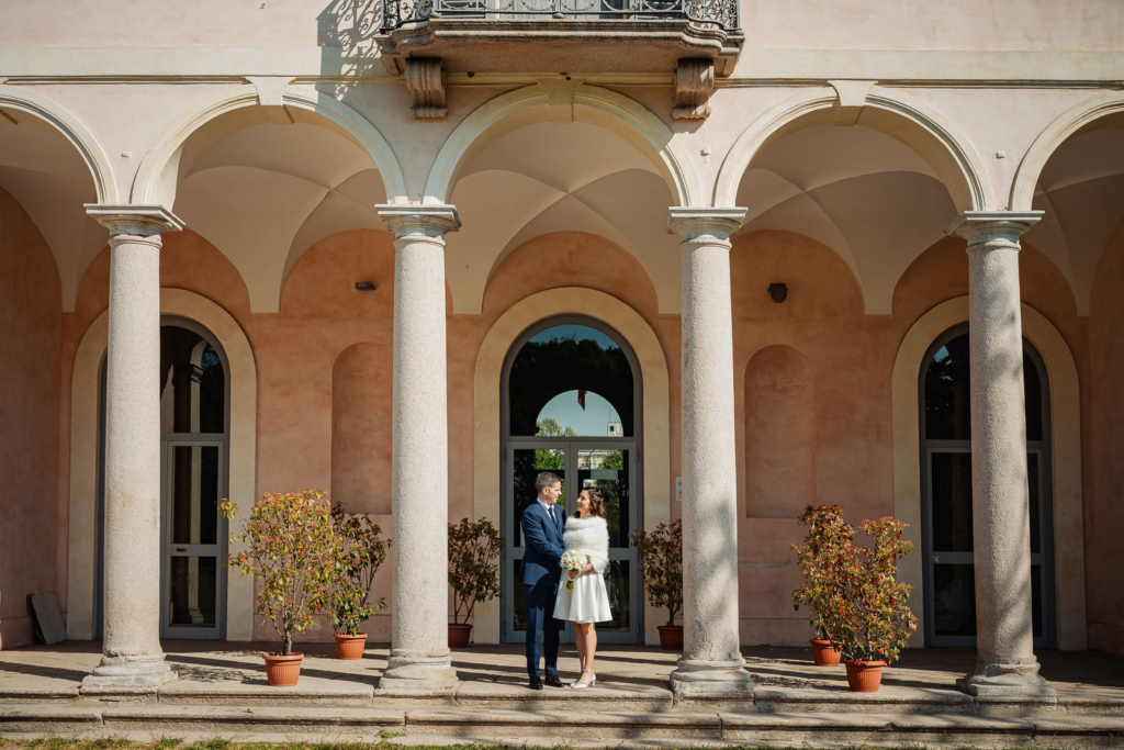 Sposi davanti all'ingresso di Villa Litta Modignani, fotografati da Stefano Pedrelli